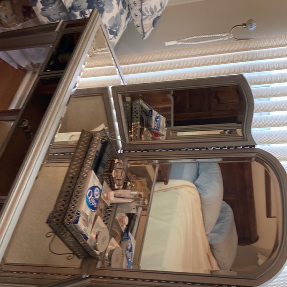 Dressing table - Picture 1 of 1